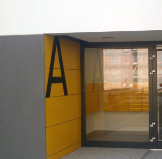 Tablica informacyjna na elewacji