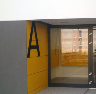 Tablica informacyjna na elewacji