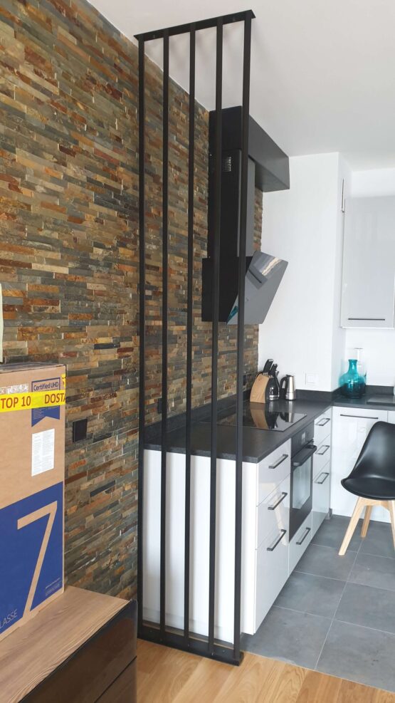 ażurowa ścianka z metalu