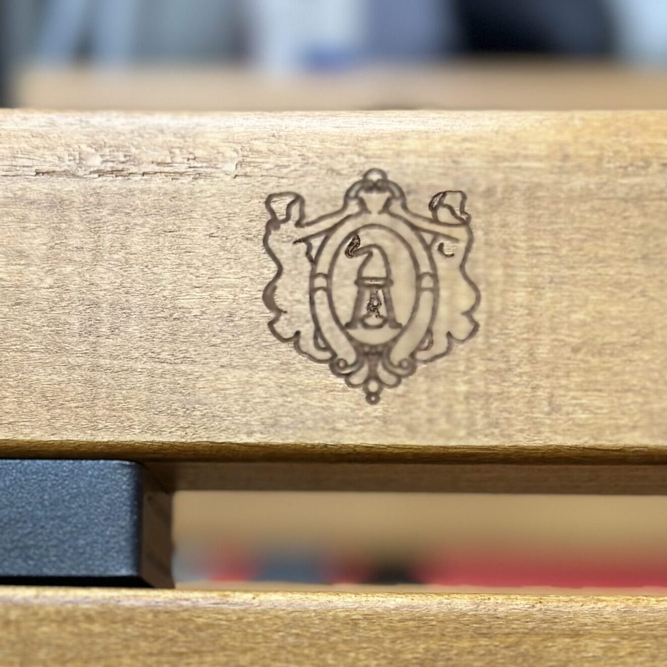 herb Politechniki na ławce warszawskiej